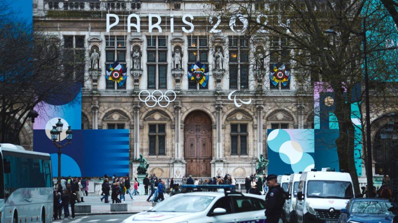 Une voiture de police et un policier devant l'Hôtel de Ville, le 30 mars 2024. (DANIEL DORKO/Hans Lucas/AFP via Getty Images)