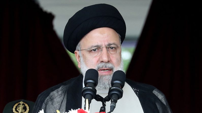 Le dirigeant iranien Ebrahim Raisi de République islamique d'Iran assiste à un défilé militaire aux côtés de hauts fonctionnaires et de commandants lors d'une cérémonie marquant la journée annuelle de l'armée à Téhéran, le 17 avril 2024. (ATTA KENARE/AFP via Getty Images)