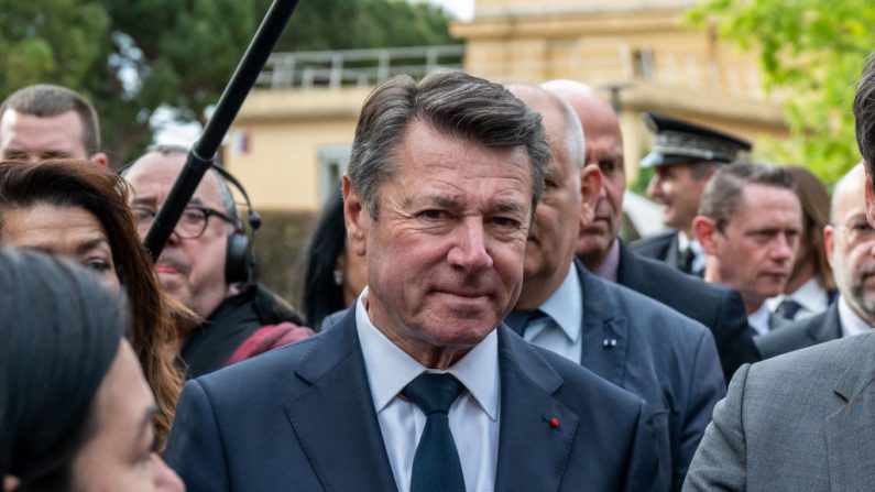 Christian Estrosi fait vivre une tradition chère au cœur des Niçois. (Photo: XAVIER DUVOT/Hans Lucas/AFP via Getty Images)