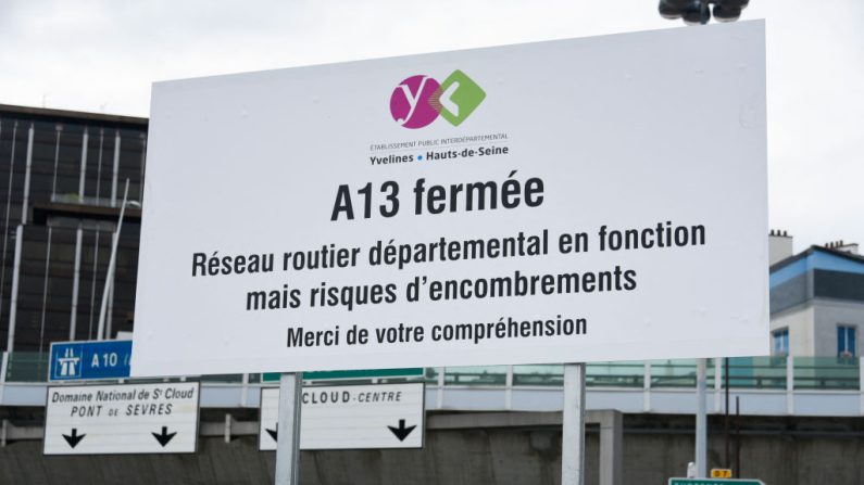  Panneau annonçant la fermeture de l'autoroute A13, le 30 avril 2024. (Crédit photo MAGALI COHEN/Hans Lucas/AFP via Getty Images)