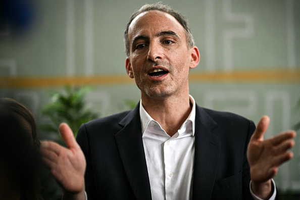 Le candidat tête de liste du Parti socialiste et du parti Place Publique aux élections européennes Raphaël Glucksmann à Villeurbanne, près de Lyon, le 1er mai 2024. (Photo OLIVIER CHASSIGNOLE/AFP via Getty Images)