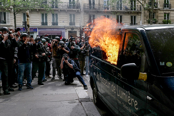 Une camionnette incendiée en marge de la manifestation à Paris, le 1er mai 2024. (Photo ALAIN JOCARD/AFP via Getty Images)