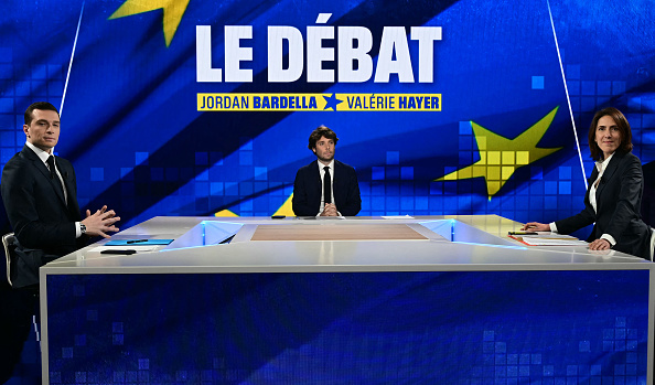 (De g. à dr.) Jordan Bardella, président du RN et tête de liste du RN pour les élections européennes, Benjamin Duhamel, journaliste et animateur français, et Valérie Hayer, candidate à la tête du groupe Renouveau, Modem et Horizons et députée européenne. (Photo MIGUEL MEDINA/AFP via Getty Images)