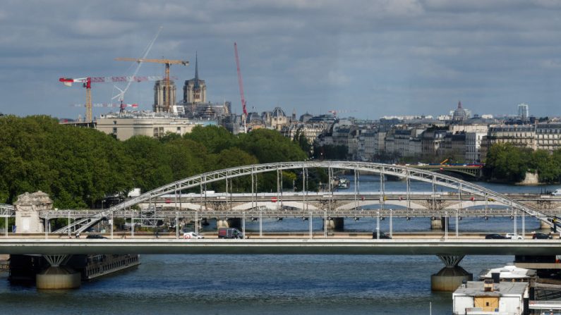 Le pont d'Austerlitz, à Paris. (Photo: DIMITAR DILKOFF/AFP via Getty Images)