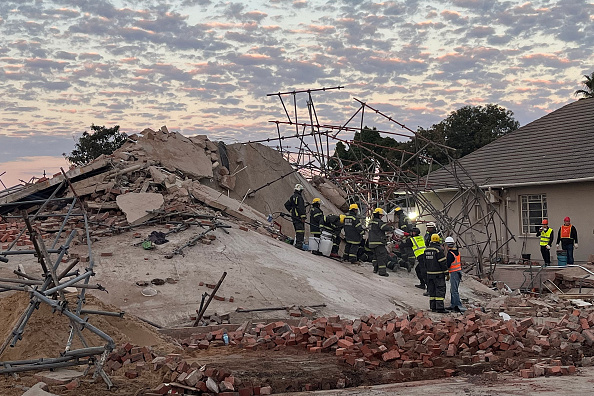 Des secouristes sur les lieux de l'effondrement d'un immeuble à George, le 7 mai 2024. (Photo WILLIE VAN TONDER/AFP via Getty Images)