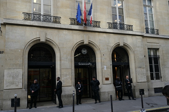 L'entrée de Sciences Po Paris après que des étudiants ont commencé à s'attrouper pour un rassemblement pro-palestinien, le 7 mai 2024. (Photo DIMITAR DILKOFF/AFP via Getty Images)