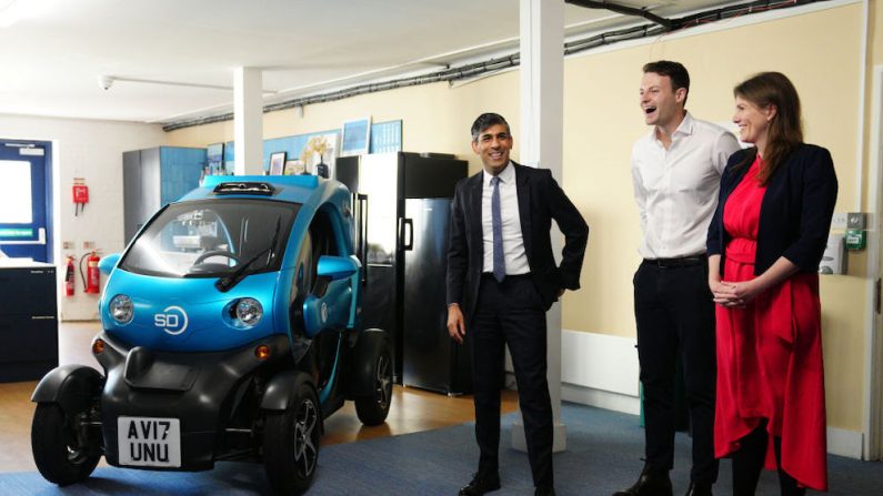 Le Premier ministre britannique, Rishi Sunak (à g.), la secrétaire d'État à la science, à l'innovation et à la technologie, Michelle Donelan (à dr.), et Alex Kendall, cofondateur et PDG de Wayve à côté d'une voiture autonome lors d'une visite des bureaux de Wayve Technologies, le 7 mai 2024 à Londres, en Angleterre.(Carl Court/Getty Images)