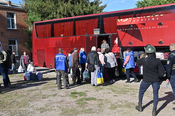 Des volontaires ukrainiens évacuent des habitants de localités situées dans le nord de la région de Kharkiv, le 10 mai 2024. (Photo SERGEY BOBOK/AFP via Getty Images)