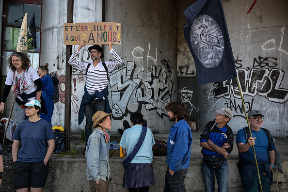 Des manifestants se rassemblent pour protester contre la construction de nouvelles retenues d'eau, appelées « méga-bassines », pour l'irrigation à Billom, le 11 mai 2024. (Photo JEAN-PHILIPPE KSIAZEK/AFP via Getty Images)