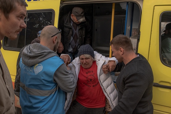 Olga Garmash, 68 ans, évacuée du village de Lyptsi, arrive avec son chien à un point d'évacuation à Kharkiv, le 11 mai 2024. (Photo ROMAN PILIPEY/AFP via Getty Images)