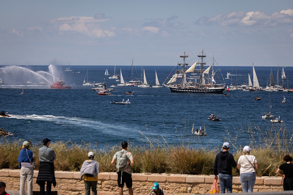 Le Belem, qui porte la flamme olympique, est accompagné par d'autres bateaux à l'approche de Marseille, le 8 mai 2024. (Photo Arnold Jerocki/Getty Images)