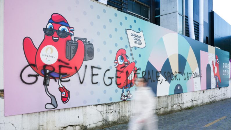 Un panneau des JO de Paris 2024 vandalisé avec le tag "Grève générale, sport national", à Paris, le 12 mai 2024. (DANIEL DORKO/Hans Lucas/AFP via Getty Images)