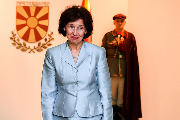 Gordana Siljanovska Davkova, la nouvelle présidente de la Macédoine du Nord, pose devant les caméras à l'entrée du palais présidentiel à Skopje, le 12 mai 2024. (Photo ROBERT ATANASOVSKI/AFP via Getty Images)