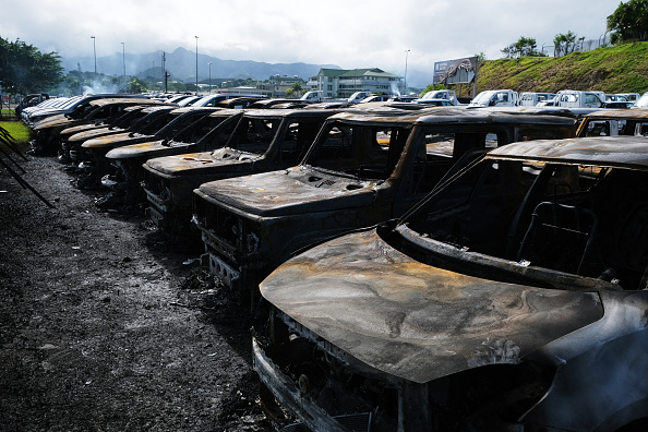 Des voitures brûlées sont visibles dans un magasin de voitures à Nouméa le 14 mai 2024. (Photo THEO ROUBY/AFP via Getty Images)