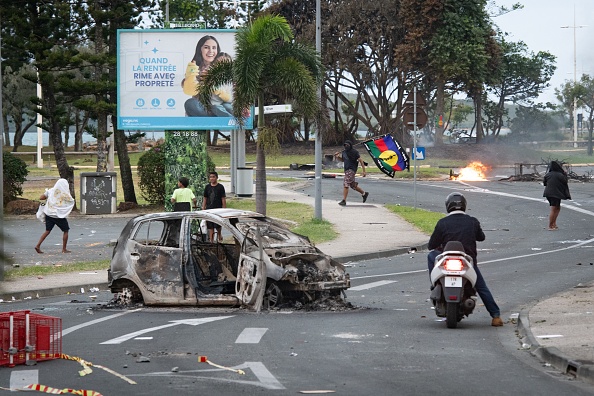 Un supermarché a été pillé et des magasins vandalisés dans le quartier de N'Gea à Nouméa, le 14 mai 2024. (Photo DELPHINE MAYEUR/AFP via Getty Images)