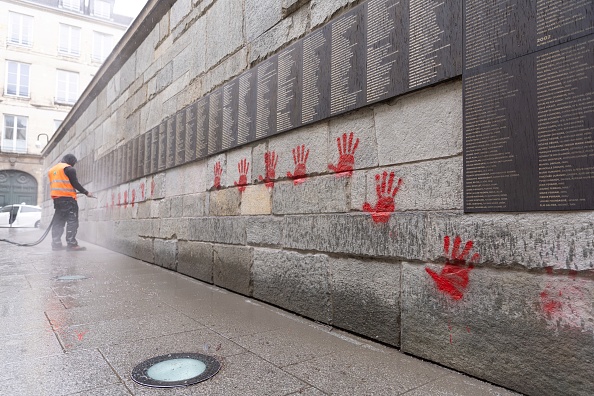 Le « Mur des Justes » couvert de graffitis de mains rouges devant le mémorial de la Shoah à Paris, le 14 mai 2024. (Photo ANTONIN UTZ/AFP via Getty Images)