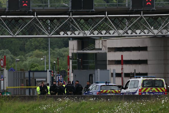 Des policiers rassemblés sur le site de l'attaque survenue au péage routier à Incarville dans l'Eure, le 14 mai 2024.  (ALAIN JOCARD/AFP via Getty Images)