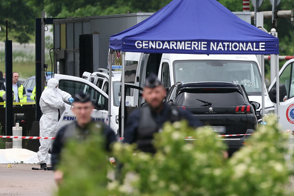 La police scientifique au travail au péage routier d’Incarville dans l’Eure le 14 mai 2024. (Photo ALAIN JOCARD/AFP via Getty Images)