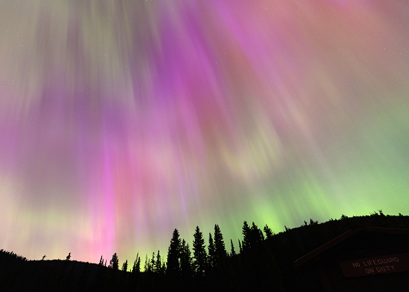 L'aurore boréale est observée le 11 mai 2024 à Manning Park, en Colombie-Britannique, au Canada. (Photo Andrew Chin/Getty Images)