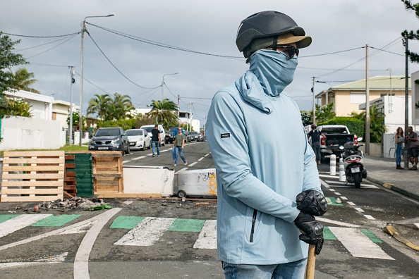 Une barricade dans le quartier de Motor Pool à Nouméa, le 15 mai 2024. (Photo DELPHINE MAYEUR/AFP via Getty Images)