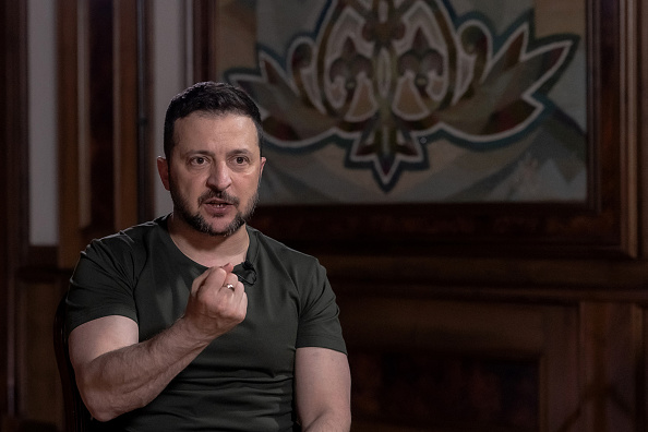 Le président ukrainien Volodymyr Zelensky au bureau présidentiel à Kiev, le 17 mai 2024. (Photo ROMAN PILIPEY/AFP via Getty Images)