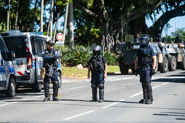 Une « grande opération de plus de 600 gendarmes, dont une centaine du GIGN » pour « reprendre totalement la maîtrise de la route principale de 60 km » avait annoncé Gérald Darmanin. Photo, le 18 mai à Nouméa. (Photo DELPHINE MAYEUR/AFP via Getty Images)