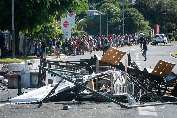 Des personnes font la queue pour acheter des provisions dans un supermarché, suite aux troubles de la nuit dans le quartier de Magenta à Nouméa, le 18 mai 2024. (Photo DELPHINE MAYEUR/AFP via Getty Images)