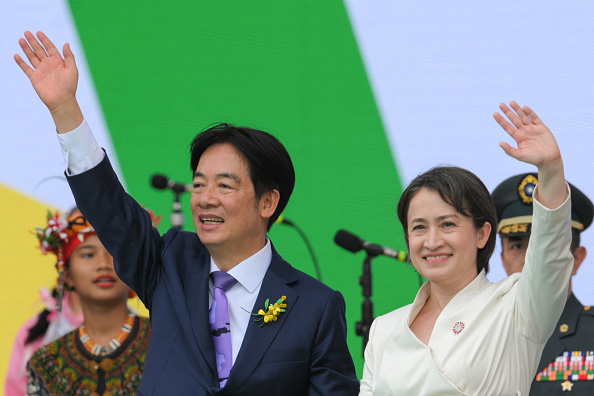 Le président taïwanais Lai Ching-te (à g.) et le vice-président Hsiao Bi-khim (à dr.) saluent les gens après son discours d'investiture après avoir prêté serment lors de la cérémonie d'investiture dans le bâtiment du bureau présidentiel à Taipei, le 20 mai 2024. (Photo SAM YEH/AFP via Getty Images)