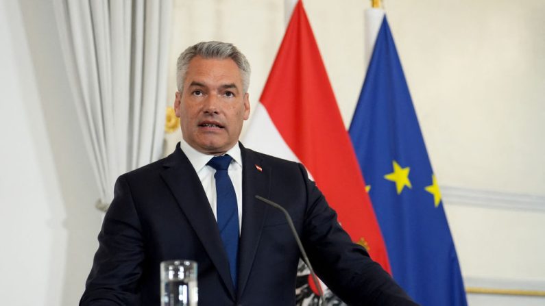 Le chancelier autrichien Karl Nehammer donne une conférence de presse conjointe avec le Premier ministre britannique lors d'une visite officielle en Autriche, à Vienne, le 21 mai 2024. (Photo par JORDAN PETTITT/POOL/AFP via Getty Images)