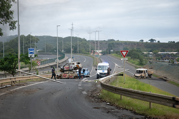 Un barrage routier à l'entrée de Ducos, en Nouvelle-Calédonie, le 21 mai 2024. (Photo DELPHINE MAYEUR/AFP via Getty Images)