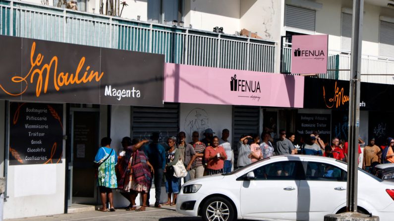 Des gens font la queue pour se procurer du pain, dans une rue de Nouméa, en Nouvelle-Calédonie, le 23 mai 2024. (Photo LUDOVIC MARIN/POOL/AFP via Getty Images)