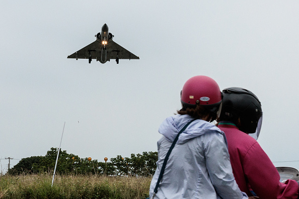 Un avion de chasse Mirage 2000 de l'armée de l'air taïwanaise s'apprête à atterrir sur une base aérienne à Hsinchu, le 23 mai 2024. (Photo YASUYOSHI CHIBA/AFP via Getty Images)