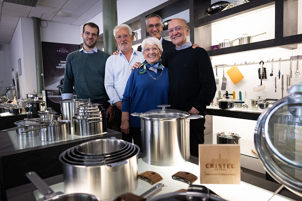 Les fondateurs de Cristel, Bernadette et Paul Dodane, Antoine Jean, directeur industriel et logistique, Damien Dodane et Emmanuel Brugger, posent dans la salle d'exposition, le 23 mai 2024, à Fesches-le-Chatel, dans l'est de la France. (Photo  SEBASTIEN BOZON/AFP via Getty Images)