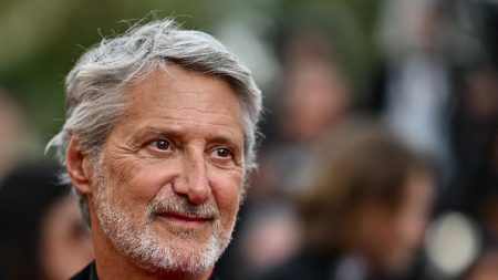 « Vieux » : Antoine de Caunes, trublion de la télé et des médias, lance un magazine manifeste