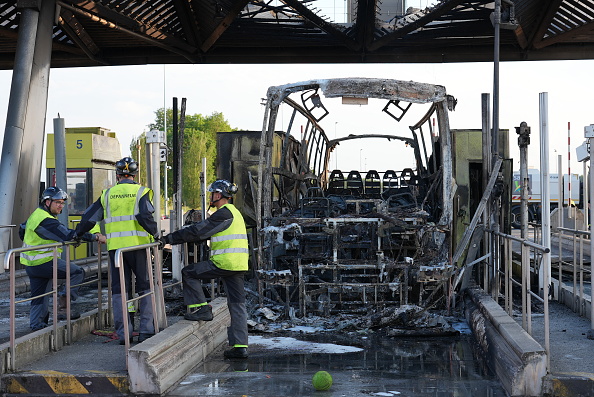 Un autocar a été calciné et 30 supporters, ainsi que huit policiers, ont été légèrement blessés samedi soir lors d'affrontements entre fans de l'OL et du PSG à un péage d'autoroute, juste avant la finale de la Coupe de France à Lille. (Photo PIERRE BEAUVILLAIN/AFP via Getty Images)