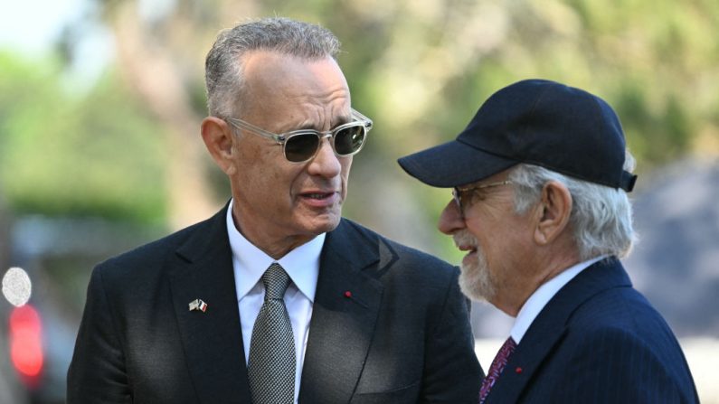 L'acteur américain Tom Hanks (à g.) et le réalisateur américain Steven Spielberg (à dr.) assistent à la cérémonie américaine marquant le 80e anniversaire du débarquement allié du jour J en Normandie, au cimetière et mémorial américain de Normandie à Colleville-sur-Mer, qui surplombe la plage d'Omaha Beach dans le nord-ouest de la France, le 6 juin 2024. (Photo SAUL LOEB/AFP via Getty Images)