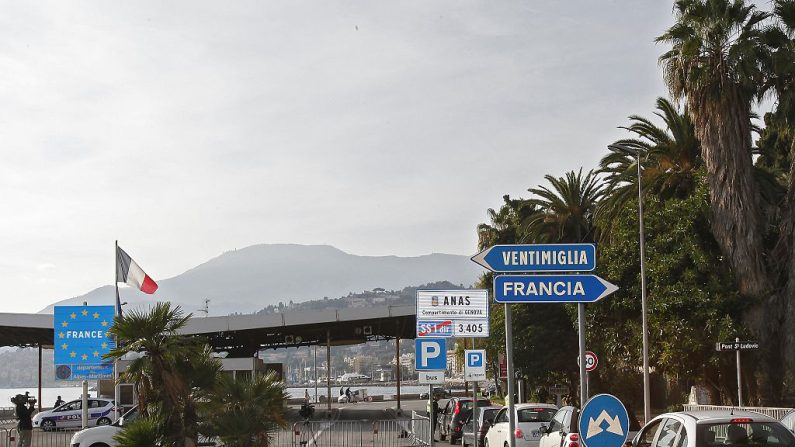 Contrôle effectué à Vintimile, à la frontière franco-italienne, suite à l'état d'urgence déclaré en France après des attentats terroristes de Paris, le 14 novembre 2015. (Crédit photo Murielle Gander Cransac/Getty Images)