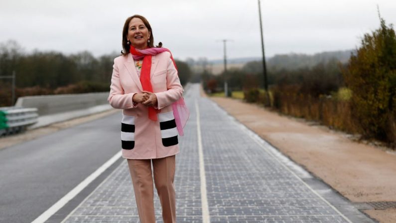 Ségolène Royal marche sur la première route solaire mondiale lors de son inauguration à Tourouvre, en Normandie, le 22 décembre 2016. (Photo: CHARLY TRIBALLEAU/AFP via Getty Images)