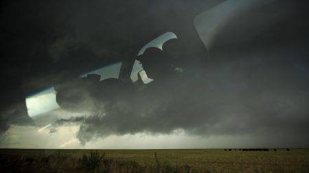 « Maman, Papa, ne mourez pas, je vais revenir » : un garçon de 9 ans sauve ses parents blessés à la suite d’une tornade