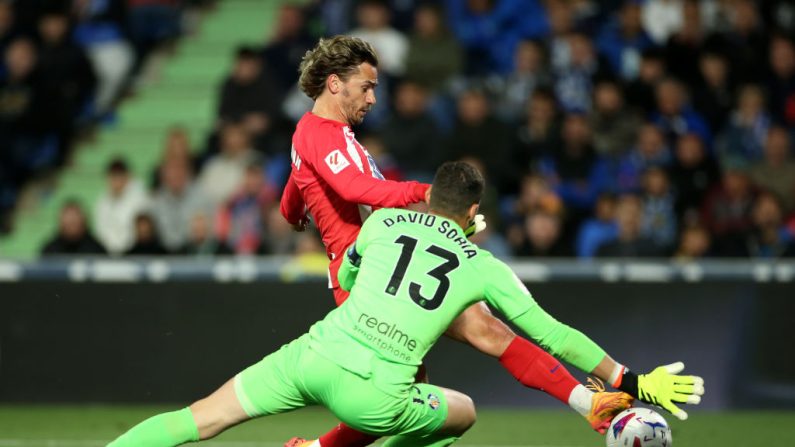 Auteur d'un triplé, l'attaquant français Antoine Griezmann a permis mercredi à l'Atlético Madrid de s'imposer sur la pelouse de son voisin de Getafe (3-0) lors de la 36e journée de Liga et d'assurer sa qualification pour la Ligue des champions. (Photo by Florencia Tan Jun/Getty Images)