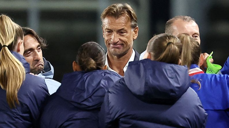 Hervé Renard, a appelé mercredi deux nouvelles attaquantes Inès Benyahia et Louna Ribadeira pour le double choc contre l'Angleterre lors des qualifications de l'Euro-2025, à un peu plus de deux mois des JO. (Photo : FRANCK FIFE/AFP via Getty Images)