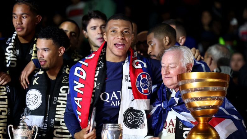 Fêté par les supporters et buteur malgré la défaite 3-1, Kylian Mbappé a fait ses adieux au Parc des Princes lors de son dernier match dans l'enceinte sous les couleurs parisiennes, dimanche contre Toulouse pour la 33e journée de Ligue 1. (Photo : FRANCK FIFE/AFP via Getty Images)