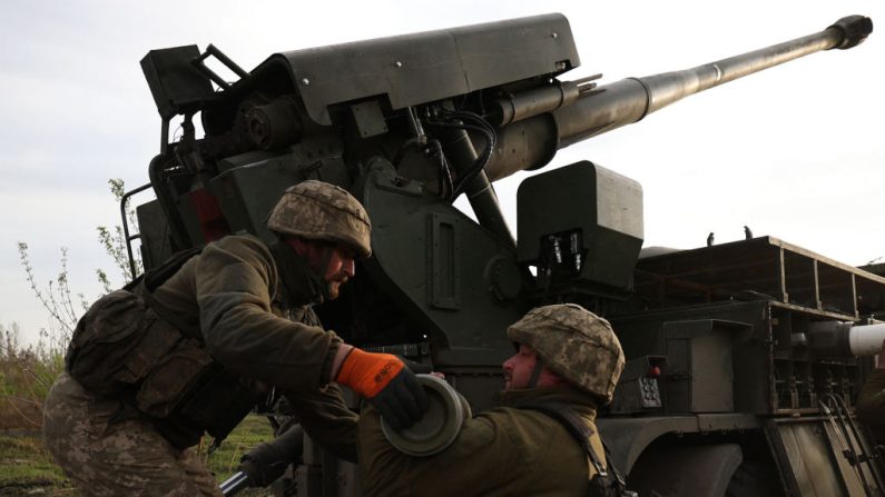 Des artilleurs de la 43e brigade mécanisée séparée des forces armées ukrainiennes tirent sur une position russe avec un obusier automoteur de 155 mm 2C22 "Bohdana", dans la région de Kharkiv, le 21 avril 2024, dans le cadre de l'invasion russe en Ukraine. (ANATOLII STEPANOV/AFP via Getty Images)