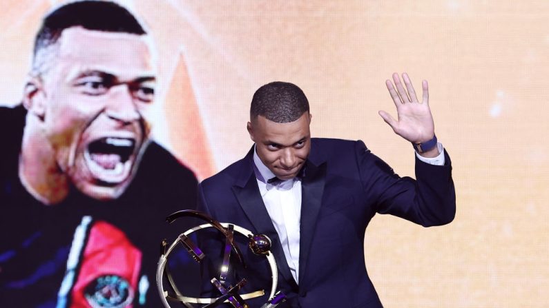 Kylian Mbappé a été sacré meilleur joueur de Ligue 1 lundi lors des Trophées UNFP à Paris, pour la cinquième fois consécutive, avant son départ du PSG. (Photo : FRANCK FIFE/AFP via Getty Images)