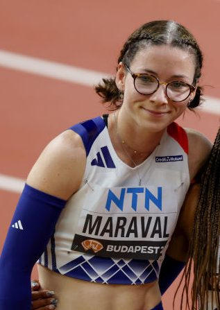 Louise Maraval a réalisé mercredi les minima pour les Jeux olympiques de Paris en coupant la ligne en 54 sec 44 lors du meeting de Marseille, s'adjugeant au passage la deuxième performance française de l'histoire derrière la légende Marie-José Pérec. (Photo : Christian Petersen/Getty Images for World Athletics)