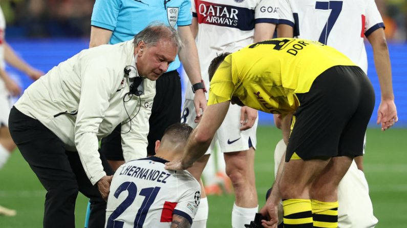 Lucas Hernandez "souffre d'une rupture du ligament croisé antérieur" au genou gauche, a annoncé le Paris SG jeudi au lendemain de sa sortie sur blessure contre Dortmund, un coup dur aussi pour les Bleus à l'approche de l'Euro en juin, qu'il va manquer. (Photo : FRANCK FIFE/AFP via Getty Images)