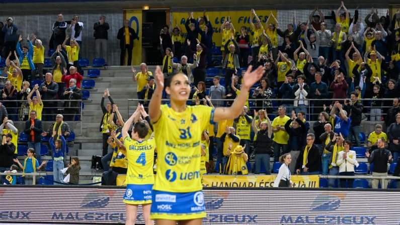 Les handballeuses messines ont été couronnées championnes de France pour la 26e fois en ne tremblant pas face à Plan-de-Cuques (36-22) samedi lors de l'ultime journée du Championnat. (Photo : JEAN-CHRISTOPHE VERHAEGEN/AFP via Getty Images)