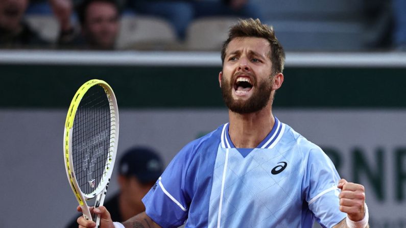 Corentin Moutet a rejoint jeudi le 3e tour de Roland-Garros, en venant à bout du Kazakh Alexander Shevchenko (59e), après un match interrompu par la pluie. (Photo : ANNE-CHRISTINE POUJOULAT/AFP via Getty Images)