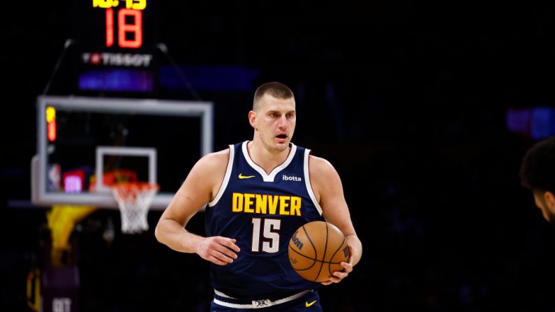 Le Serbe Nikola Jokic, des Denver Nuggets, a été désigné meilleur joueur (MVP, "Most Valuable Player") pour la troisième fois de sa carrière, a annoncé mercredi la NBA.  (Photo : Ronald Martinez/Getty Images)