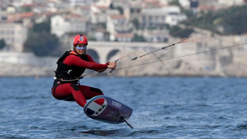 Lauriane Nolot, déjà championne d'Europe et championne du monde en titre de kitefoil, a décroché un deuxième titre mondial dimanche à Hyères (Var) et sera favorite pour l'or olympique dans un peu plus de deux mois lors des JO-2024. (Photo : NICOLAS TUCAT/AFP via Getty Images)